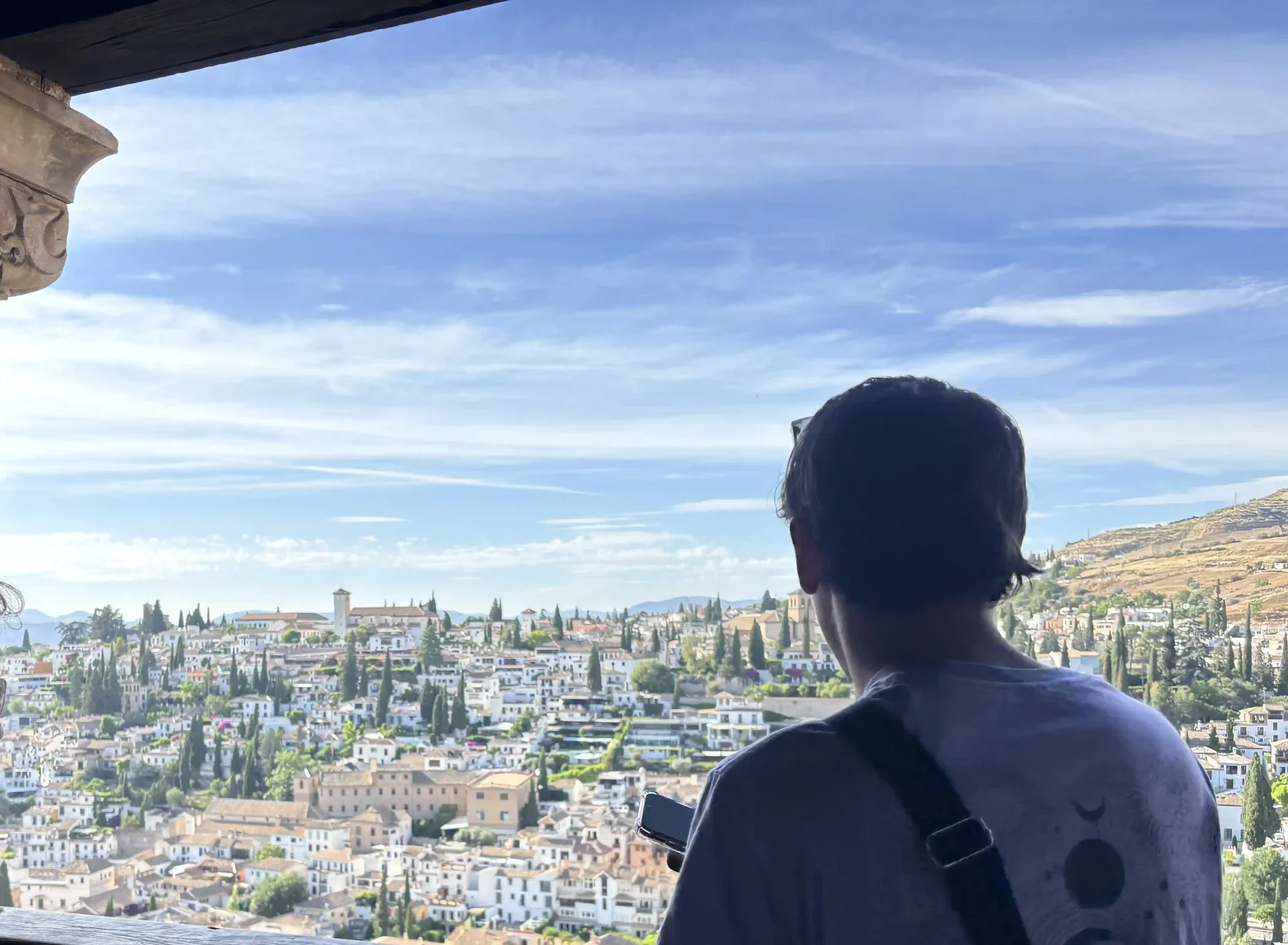 Vista panoramica dell'Albaicin dall’Alhambra con persone affacciate al belvedere
