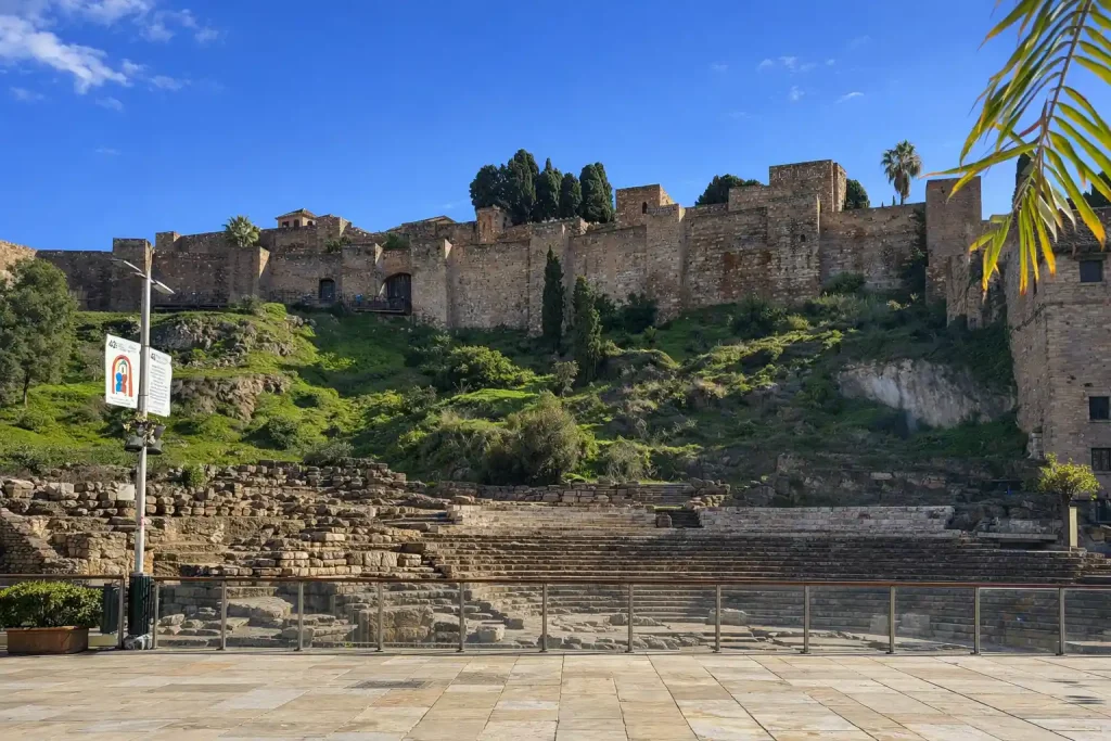 Veduta dell’Alcazaba di Málaga con il Teatro Romano in primo piano e le mura della fortezza sullo sfondo