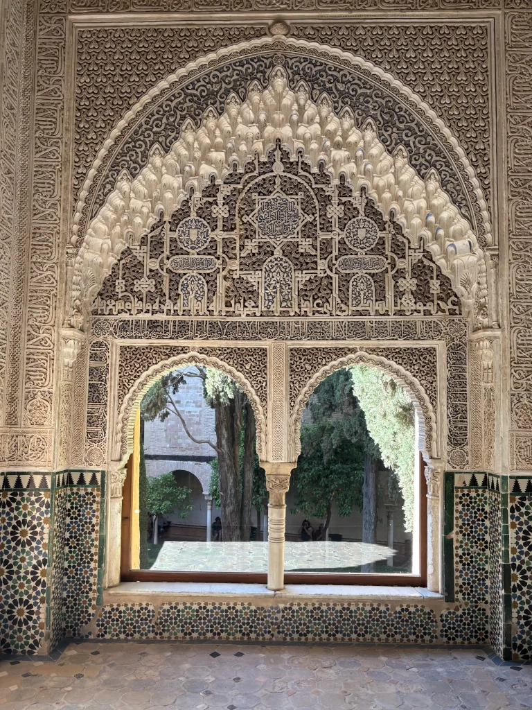 Finestra moresca dell’Alhambra a Granada con decorazioni arabe e vista sul patio interno