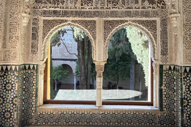 Finestra moresca dell’Alhambra a Granada con decorazioni arabe e vista sul patio interno