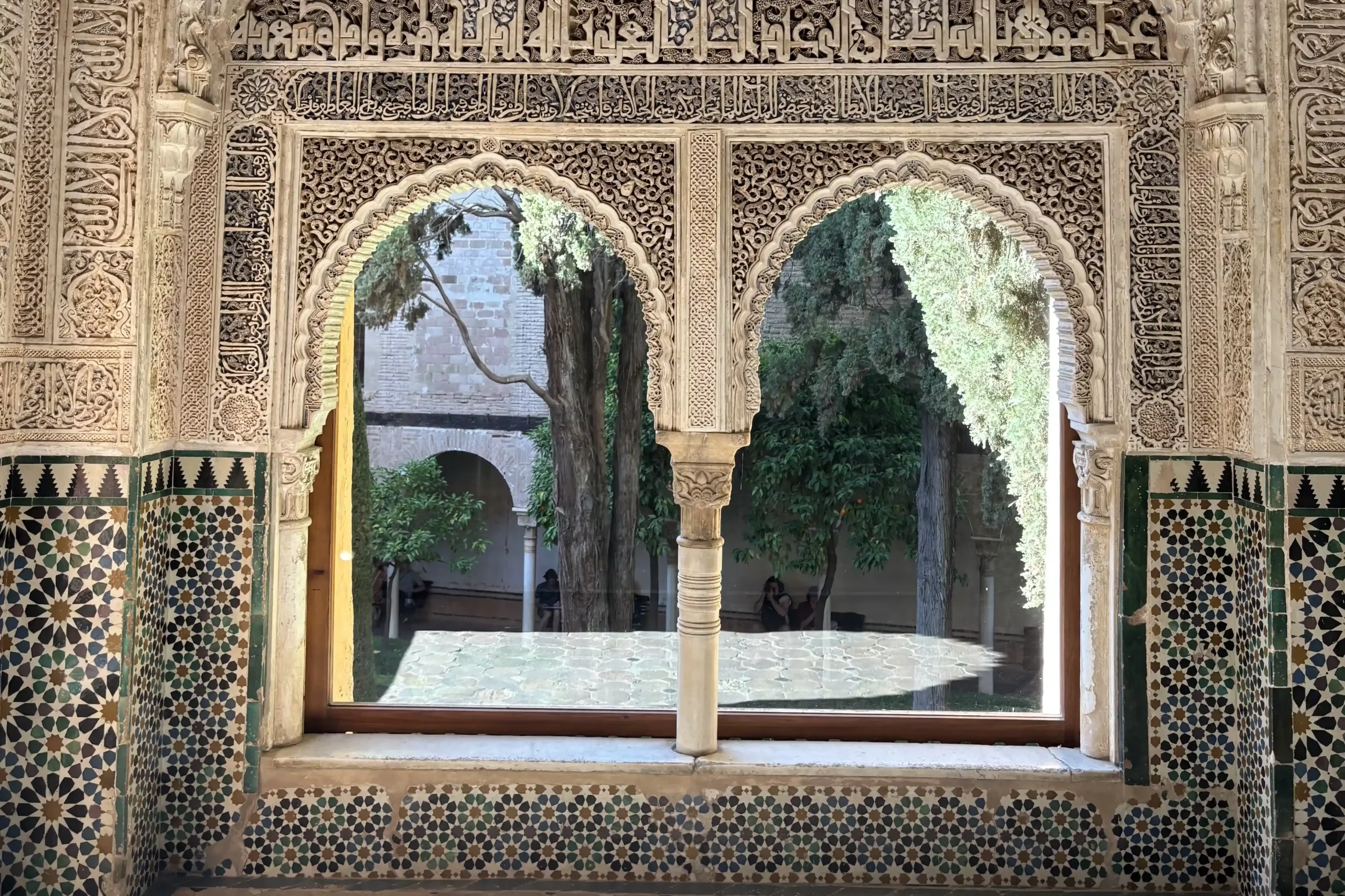Finestra moresca dell’Alhambra a Granada con decorazioni arabe e vista sul patio interno