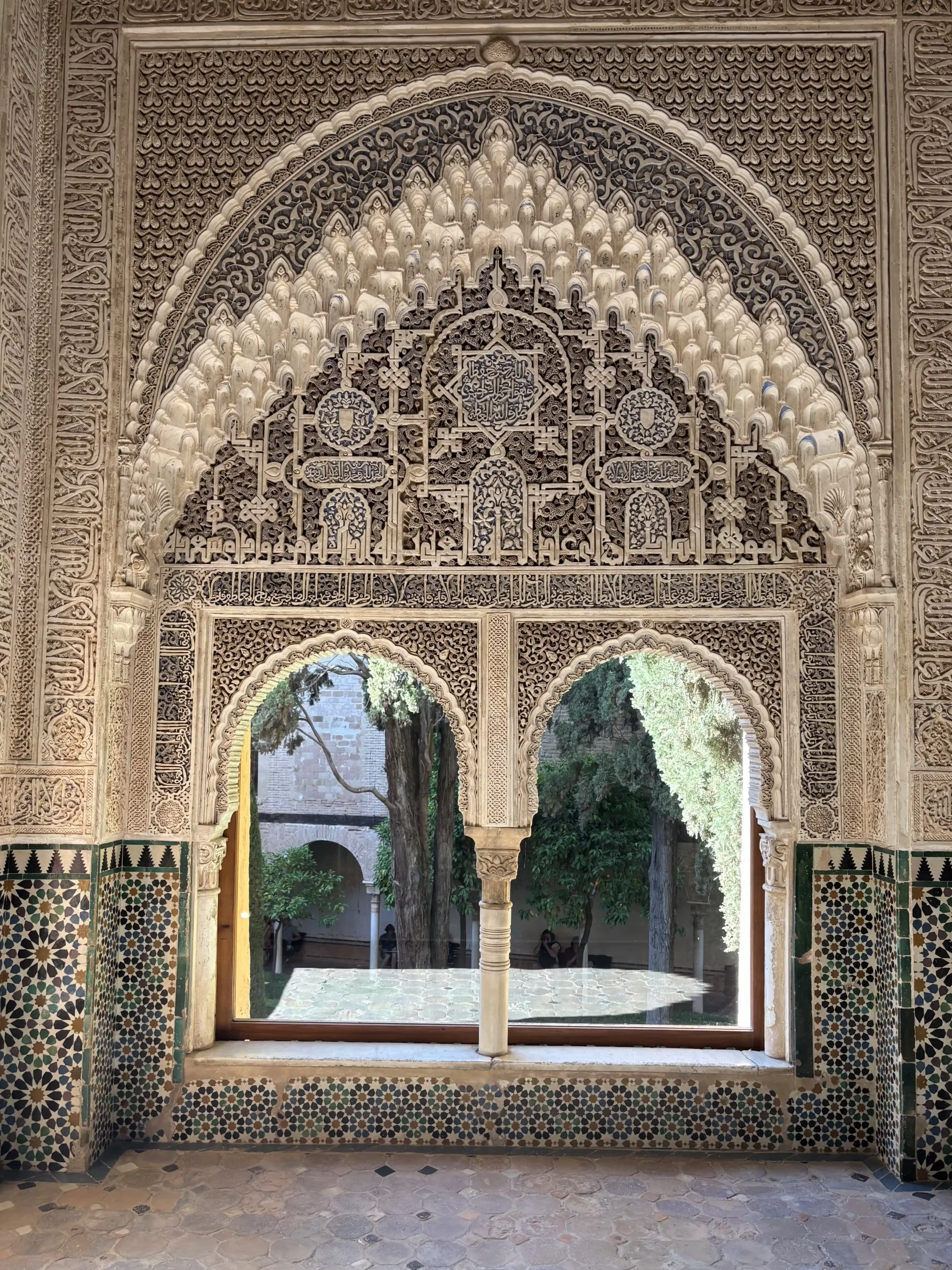 Finestra moresca dell’Alhambra a Granada con decorazioni arabe e vista sul patio interno