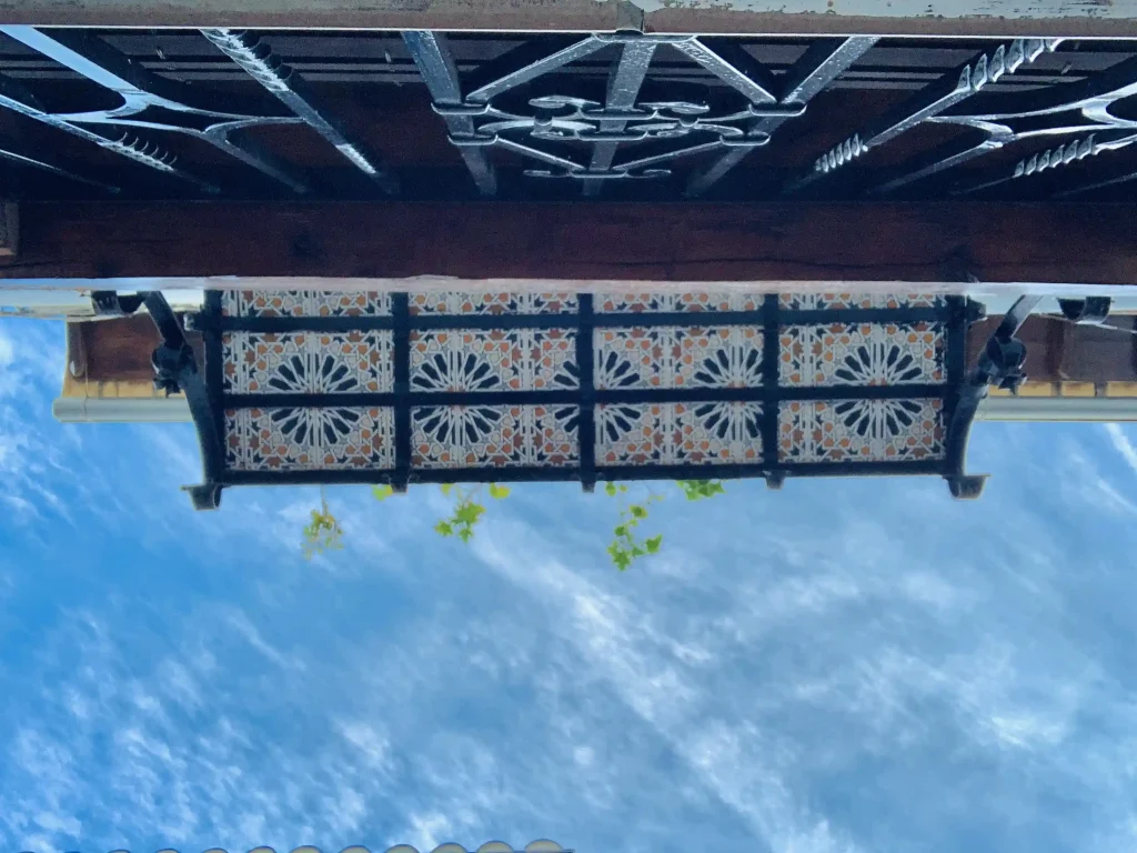 Dettaglio architettonico a Granada, Andalusia con decorazioni andaluse e cielo azzurro