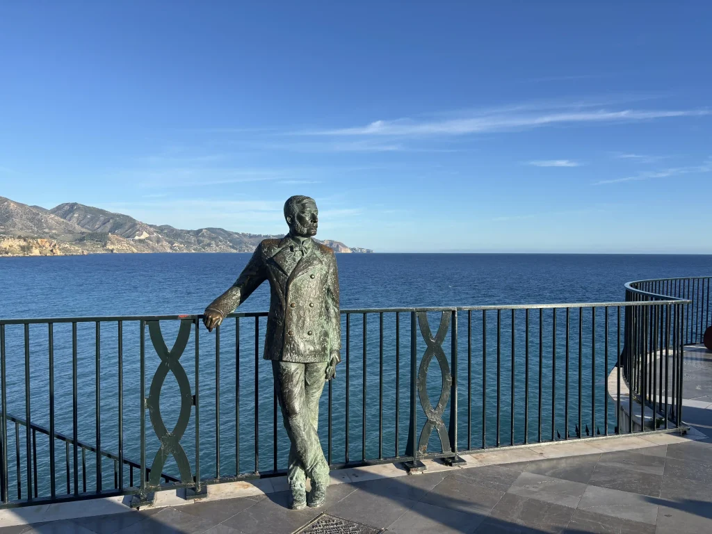 Statua di Alfonso XII al Balcón de Europa di Nerja con vista sul mare Mediterraneo