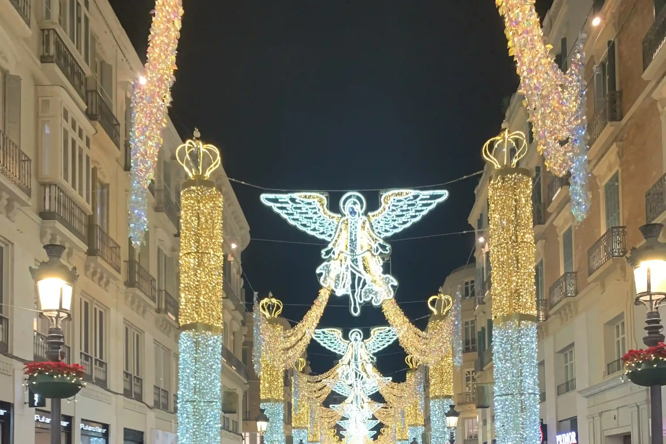 Calle Larios a Málaga con luminarie natalizie, decorazioni luminose e folla serale