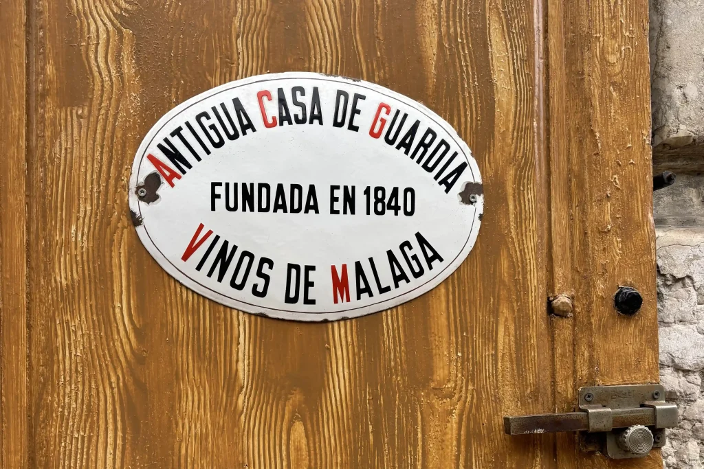 Insegna Antigua Casa de Guardia fondata nel 1840 su porta in legno nel centro storico di Málaga