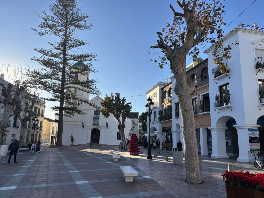 La Iglesia de El Salvador e case bianche del centro storico di Nerja in Plaza Balcòn de Europa