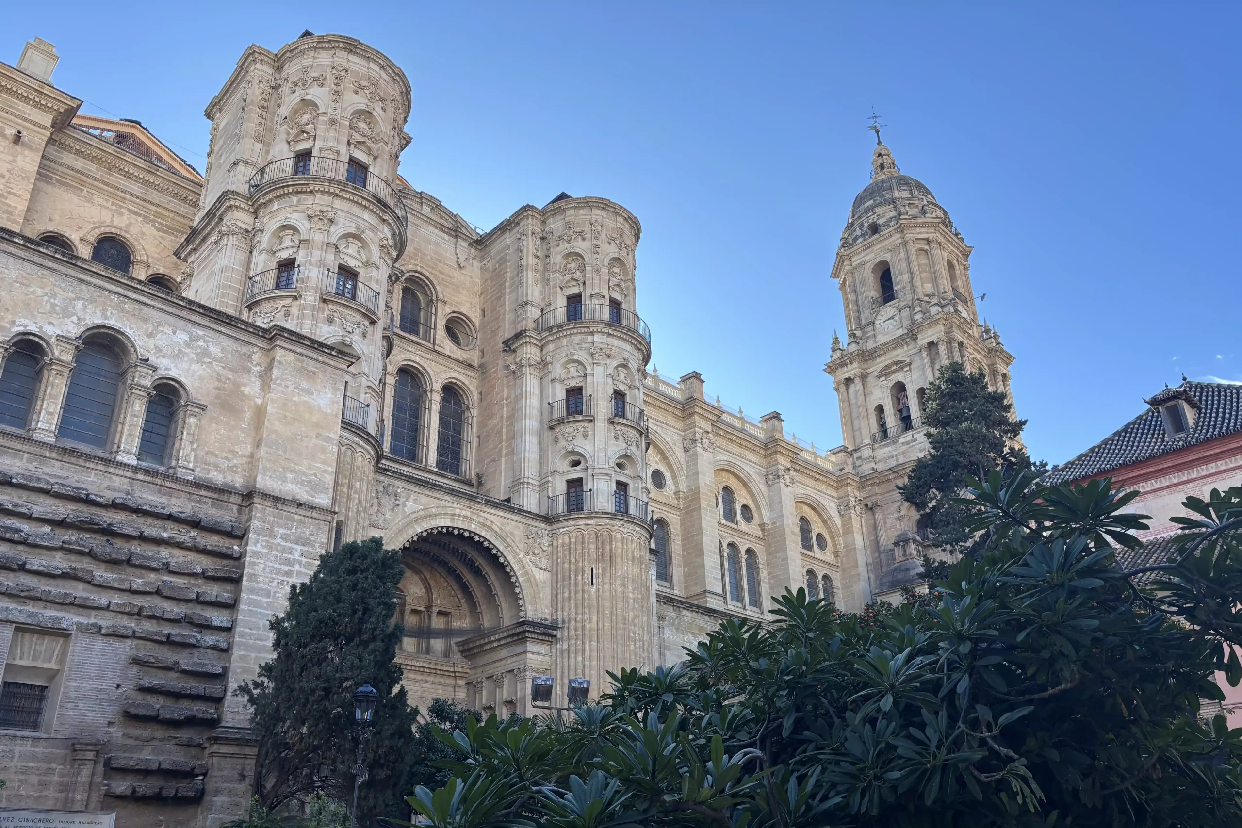 Cattedrale di Málaga nel centro storico con facciata monumentale