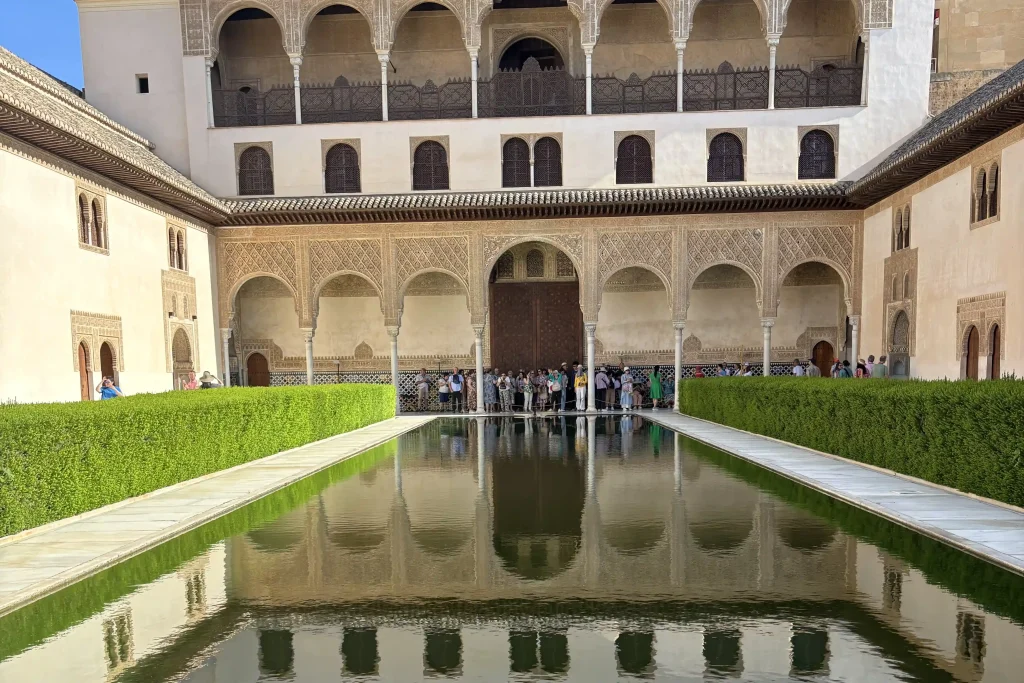Patio de los Arrayanes nei Palazzi nasridi nell’Alhambra di Granada con la vasca dei mirti e il Palacio de Comares riflesso nell’acqua