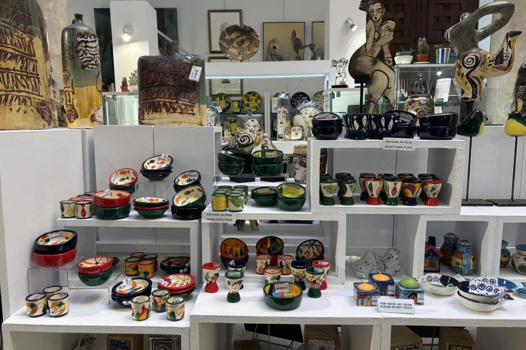 Cosa comprare a Málaga, in Andalusia: Ceramiche artigianali andaluse esposte in una bottega di Málaga
