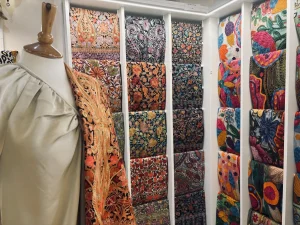 Shopping a Nerja – tessuti ricamati esposti a parete nel negozio La Galeria a Nerja