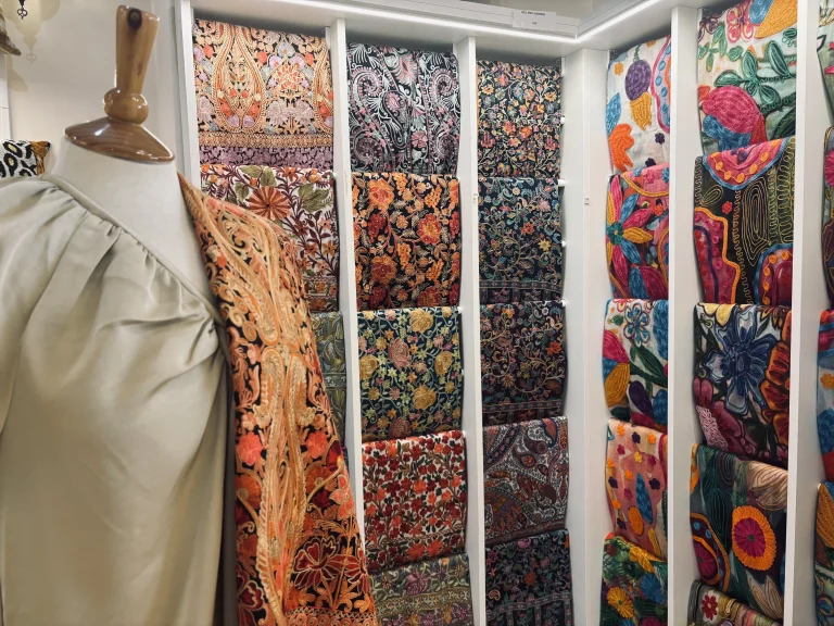 Shopping a Nerja – tessuti ricamati esposti a parete nel negozio La Galeria a Nerja
