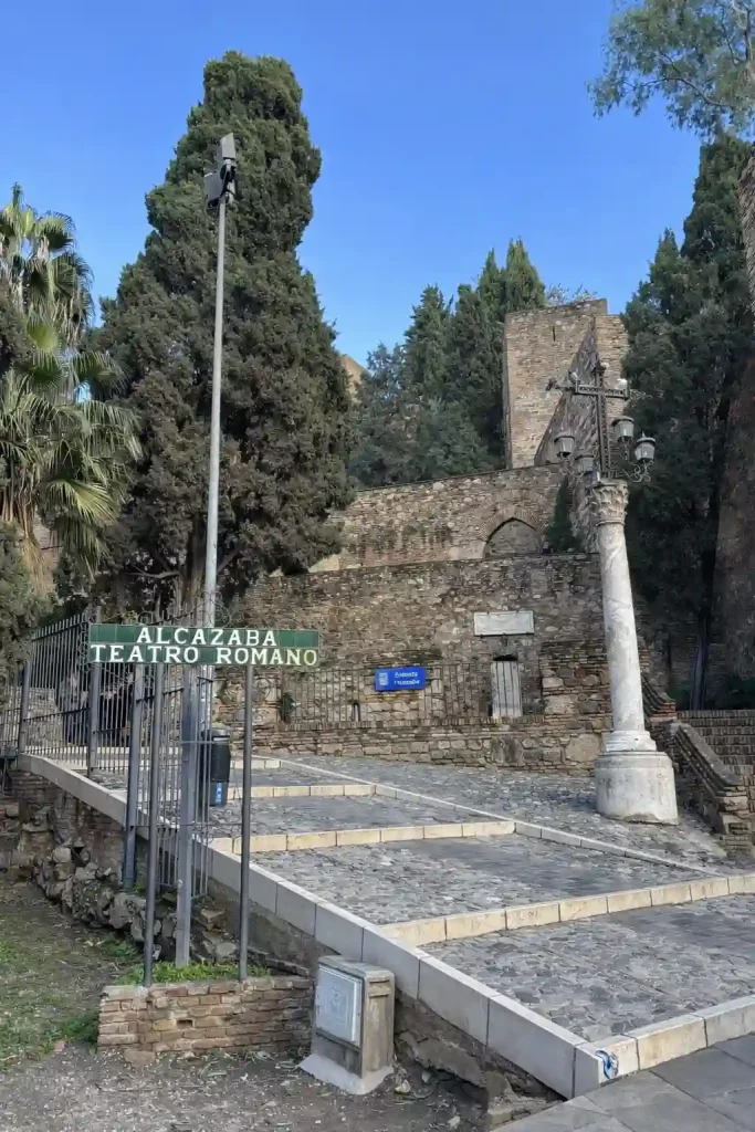 Ingresso dell’Alcazaba e del Teatro Romano di Málaga con mura storiche e cielo azzurro