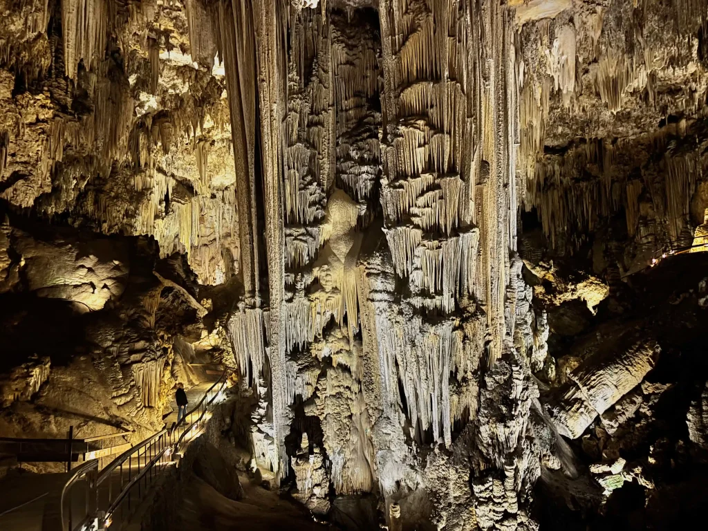 Cueva de Nerja, stalattiti e colate di calcite illuminate in una sala della grotta