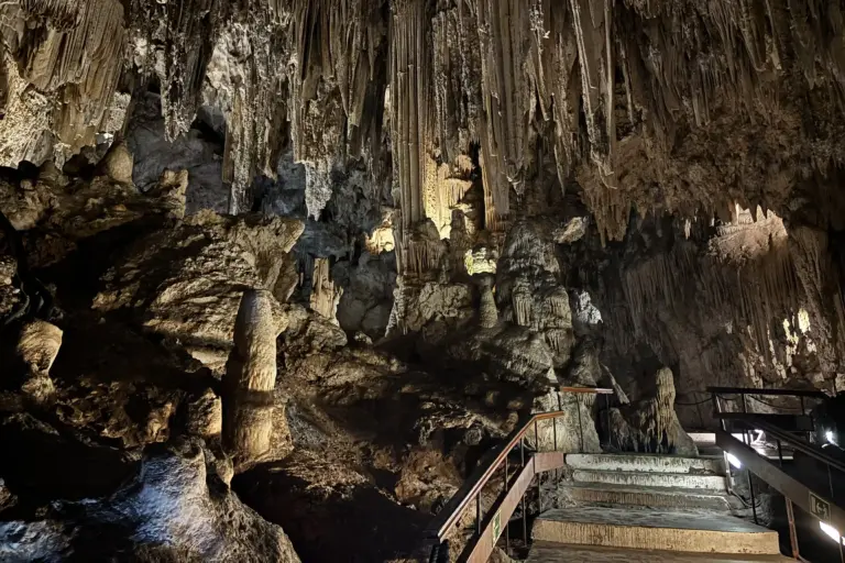 talattiti stalagmiti passerella interna Cueva de Nerja illuminazione roccia calcarea