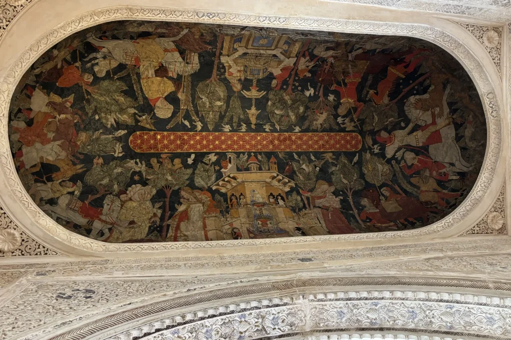 Volta decorata con affresco storico e stucchi moreschi all’interno dell’Alhambra a Granada in Andalusia
