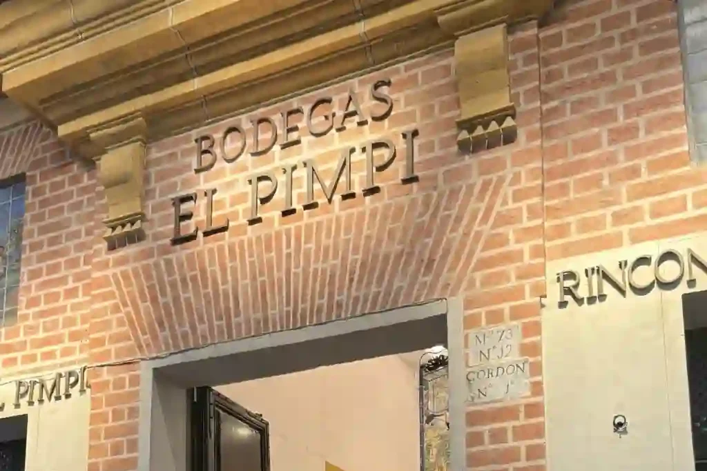 Ingresso storico della Bodegas El Pimpi nel centro di Málaga