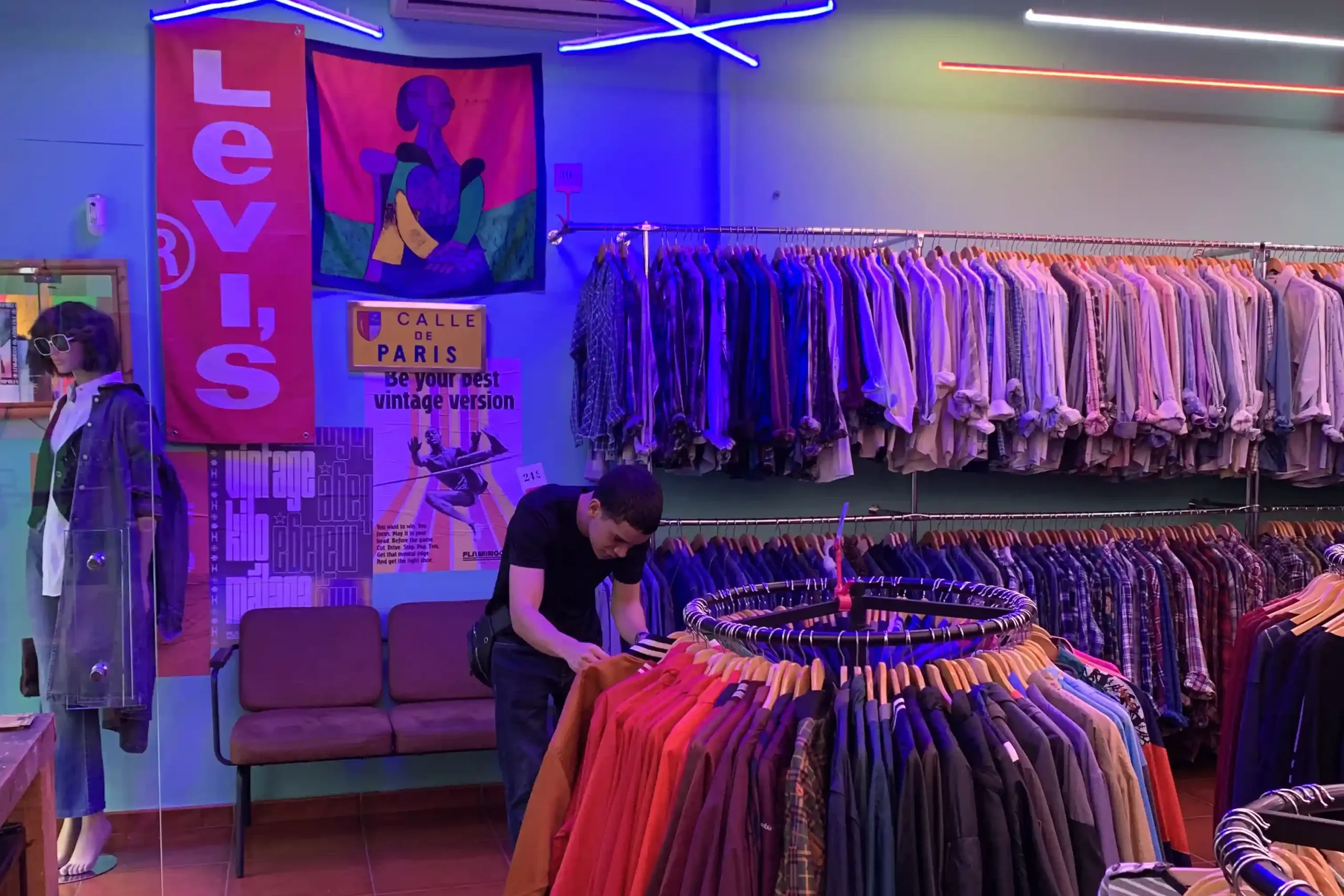 Flamingos Vintage Kilo negozio di abbigliamento vintage a Málaga con giacche e camicie retrò. Cosa comprare a Málaga