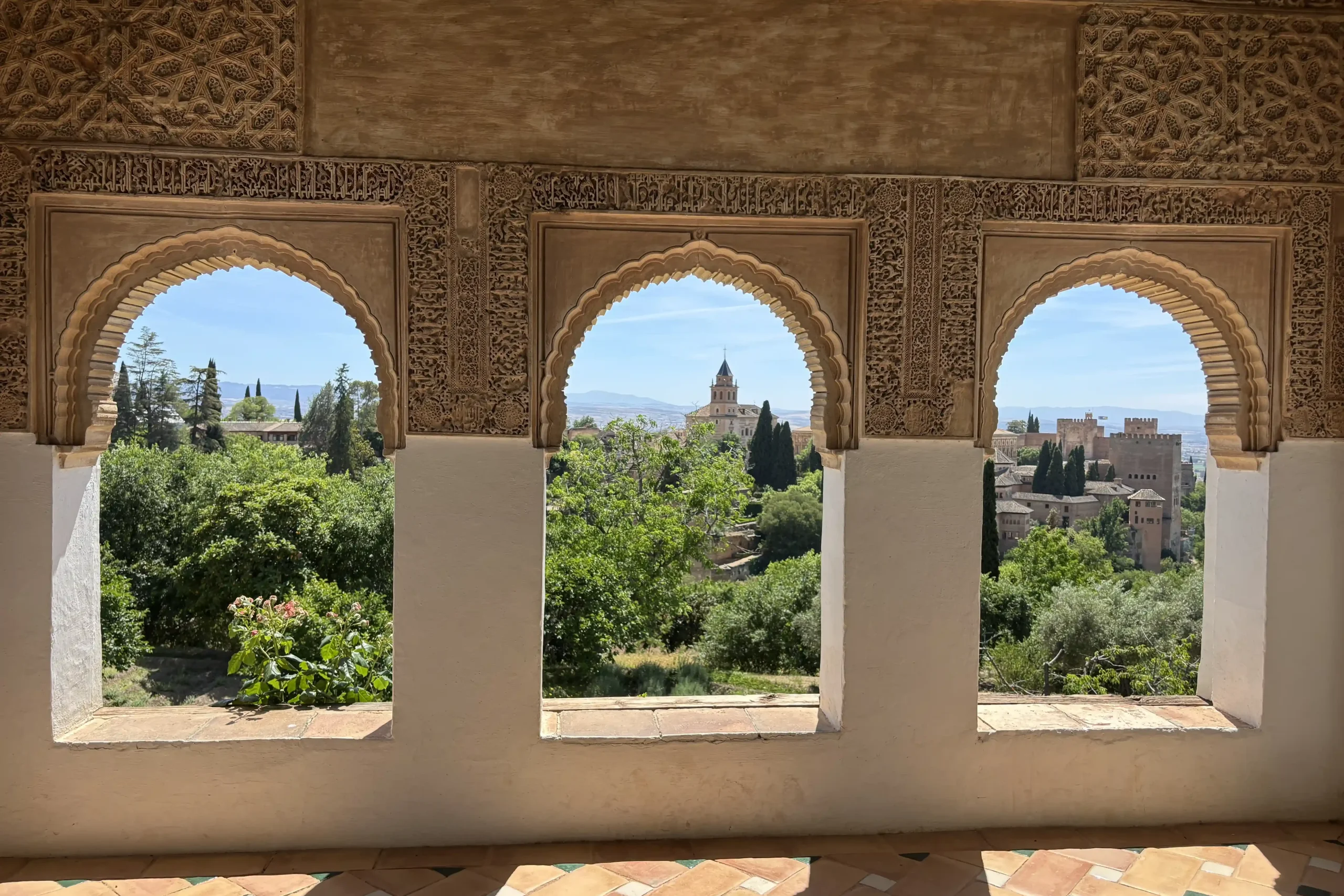 Archi moreschi dell’Alhambra che incorniciano il panorama di Granada e dei suoi giardini