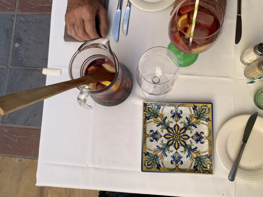 Mangiare a Málaga: Caraffa di sangría con arancia e fragole su tavolo di ristorante tipico di Málaga