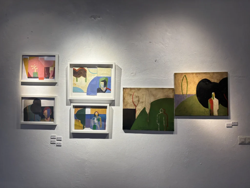 Una selezione di opere di arte contemporanea esposte in uno spazio museale/galleria d'arte a Málaga.