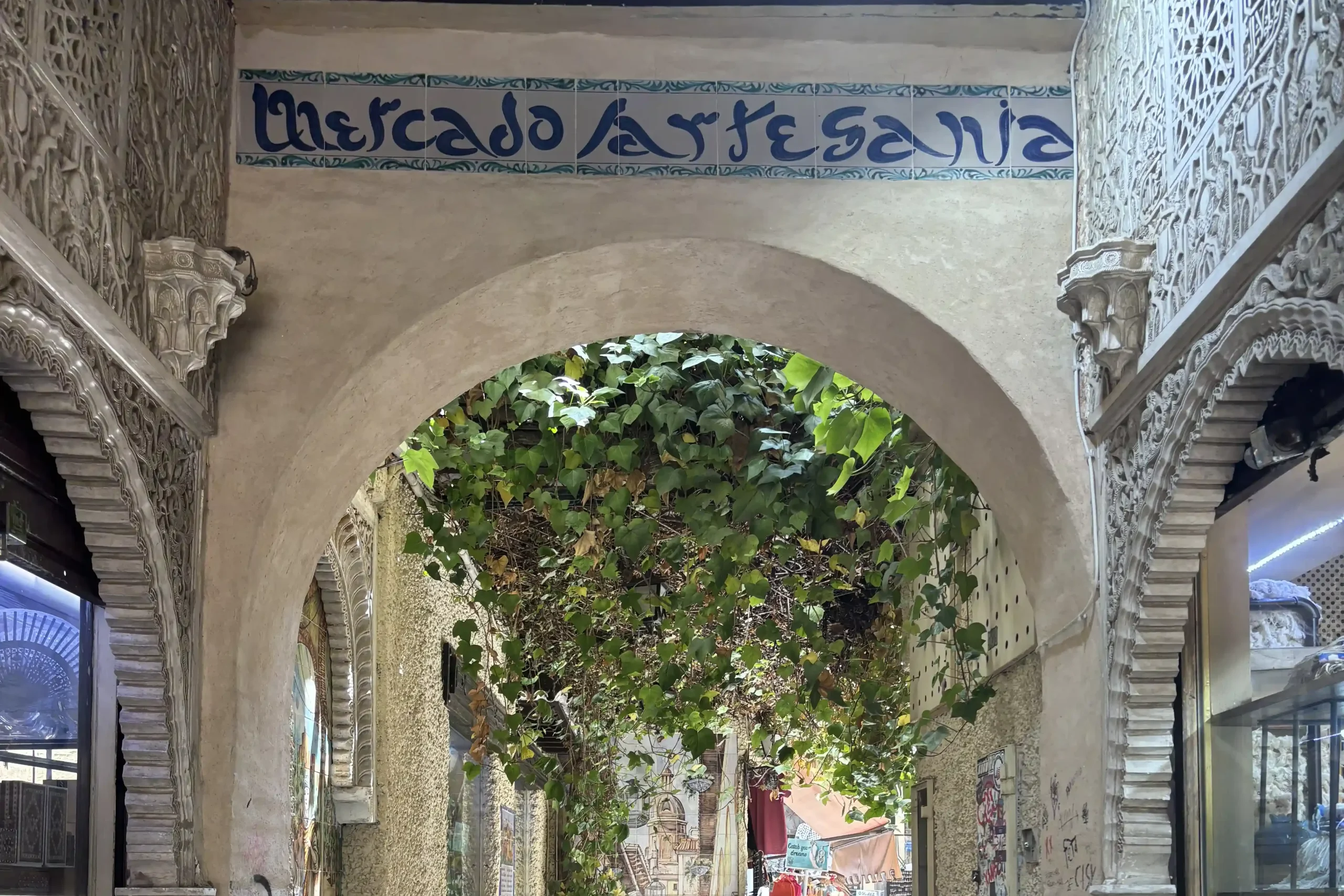 Granada, Alcaicería storica con arco e passaggio del mercato arabo
