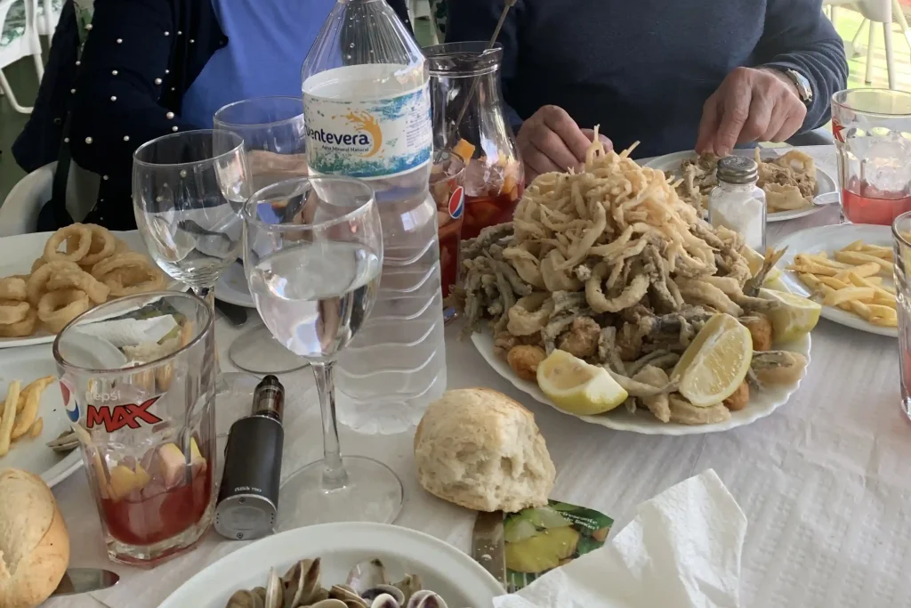 Cosa mangiare in Andalusia: Fritura malagueña tradizionale con pesce fritto servito in un ristorante sul mare