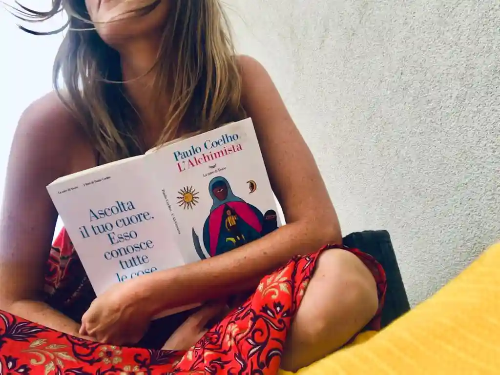 tra i migliori romanzi ambientati in Andalusia: L'Alchimista di Paulo Coelho. Libro di narrativa letto durante un momento di viaggio in Andalusia