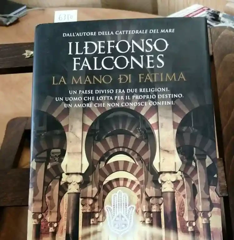 La copertina di “La mano di Fatima” di Ildefonso Falcones, un romanzo storico perfetto per immergersi nell’atmosfera dell’Andalusia. LIbri ambientati a Malaga e Andalusia