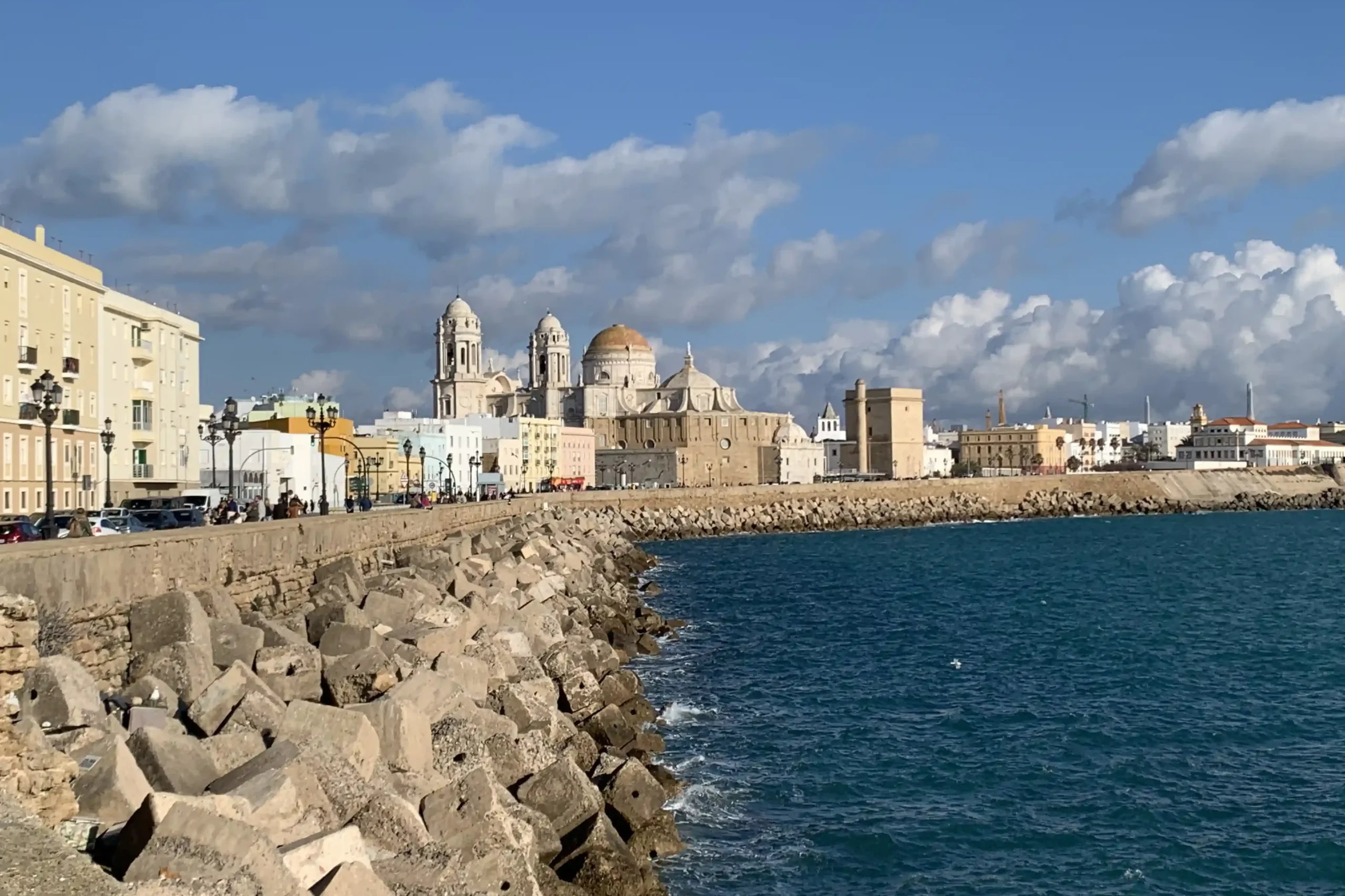 Vista del lungomare Campo del Sur a Cádiz con la Cattedrale affacciata sull’Oceano Atlantico