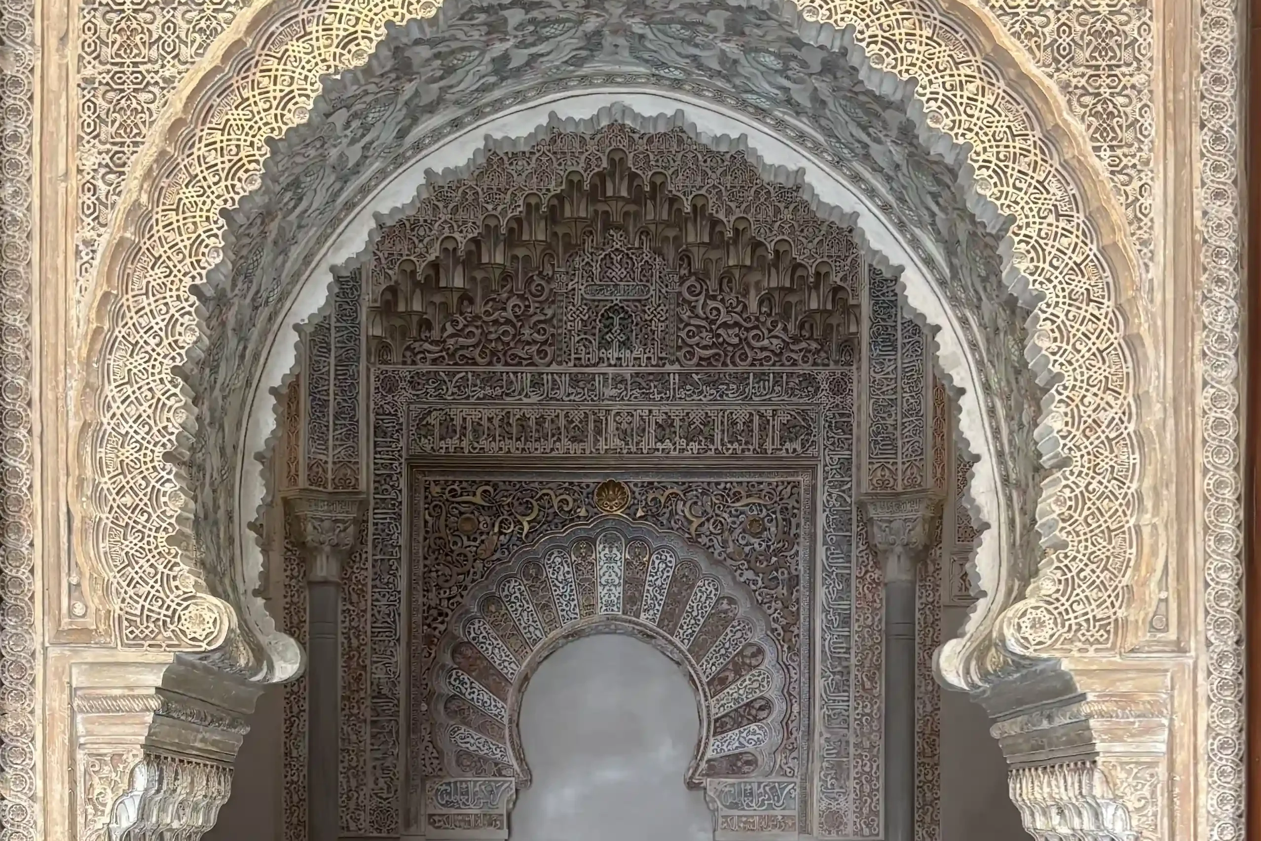 La Madraza, l'università più antica di Granada, con arco decorato e motivi nasridi islamici