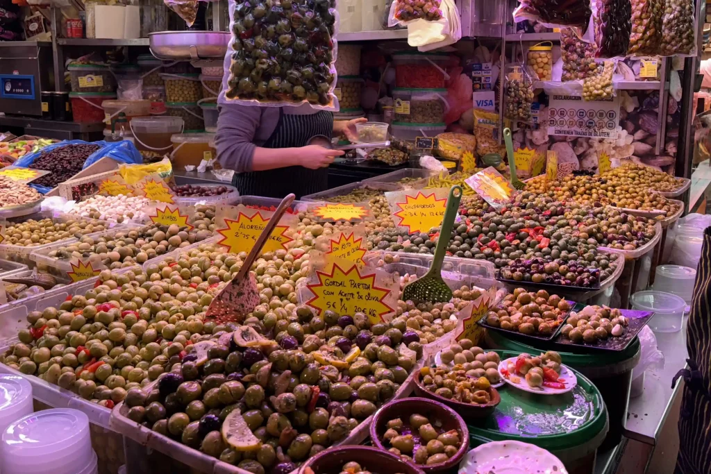 Cosa comprare a Málaga in Andalusia: Bancarella di olive e sottaceti in un mercato tradizionale