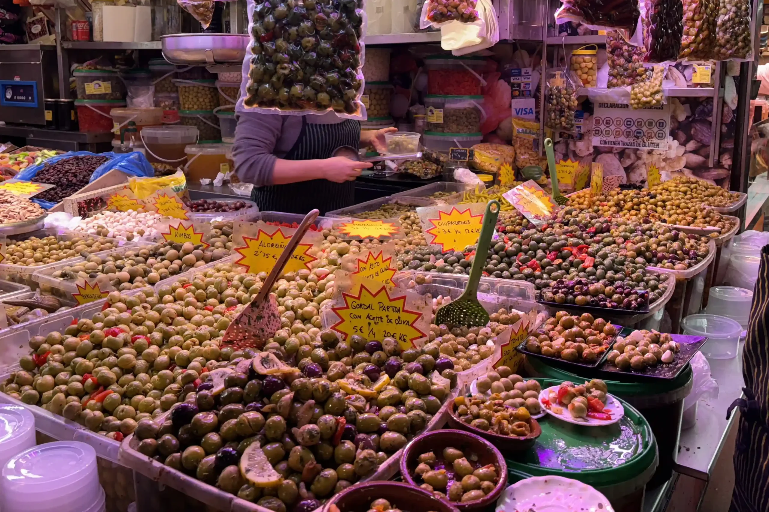 Cosa comprare a Málaga in Andalusia: Bancarella di olive e sottaceti in un mercato tradizionale