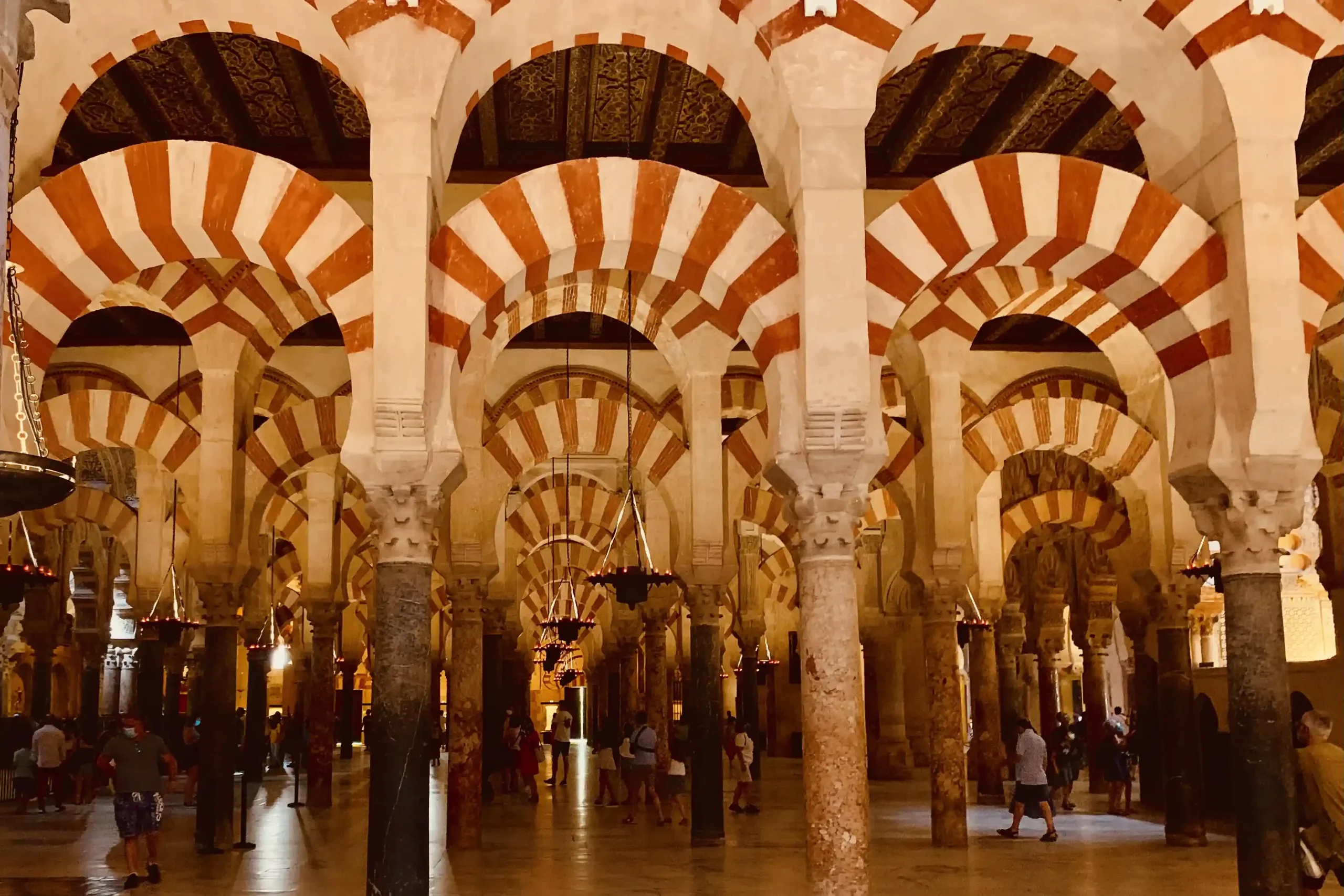 Interno della Mezquita di Córdoba con archi bicolori e colonne in stile islamico in Andalucia