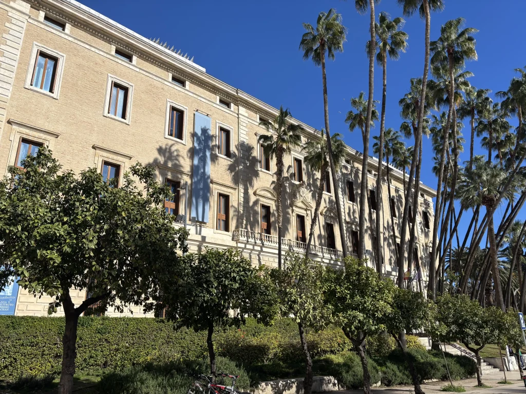 Facciata del Museo di Málaga nel Palacio de la Aduana con palme e cielo azzurro