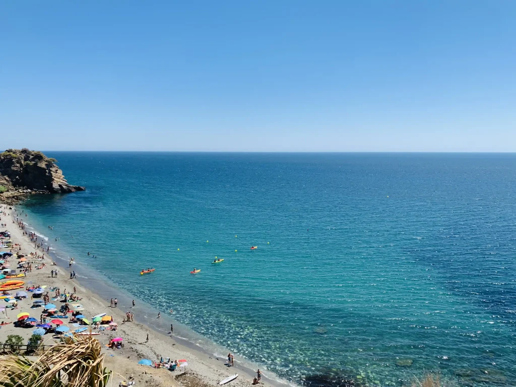 Provincia di Nerja, spiaggia e caletta con mare azzurro sulla Costa del Sol