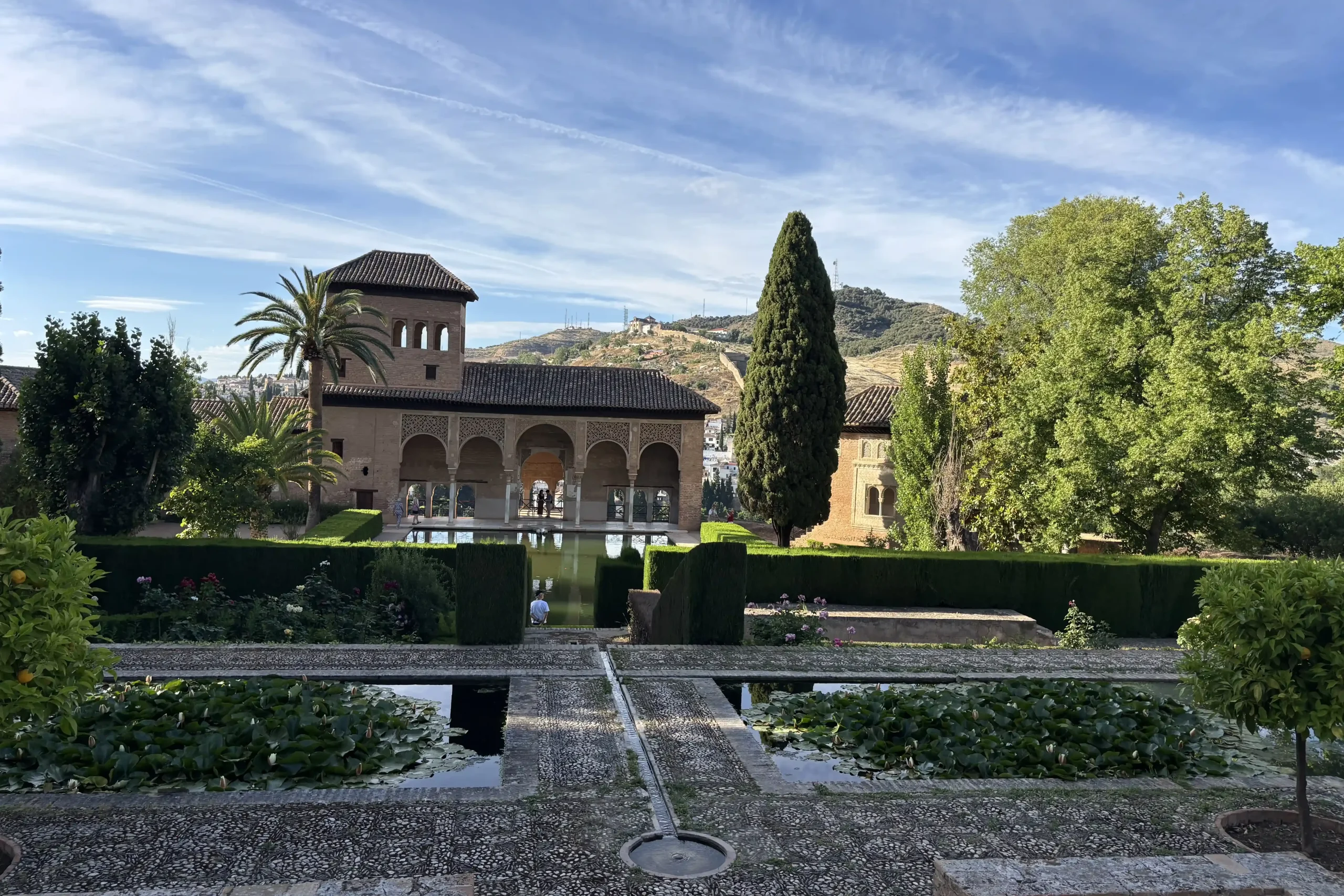 Giardini del Partal all’Alhambra di Granada con stagno riflettente e palazzo sullo sfondo