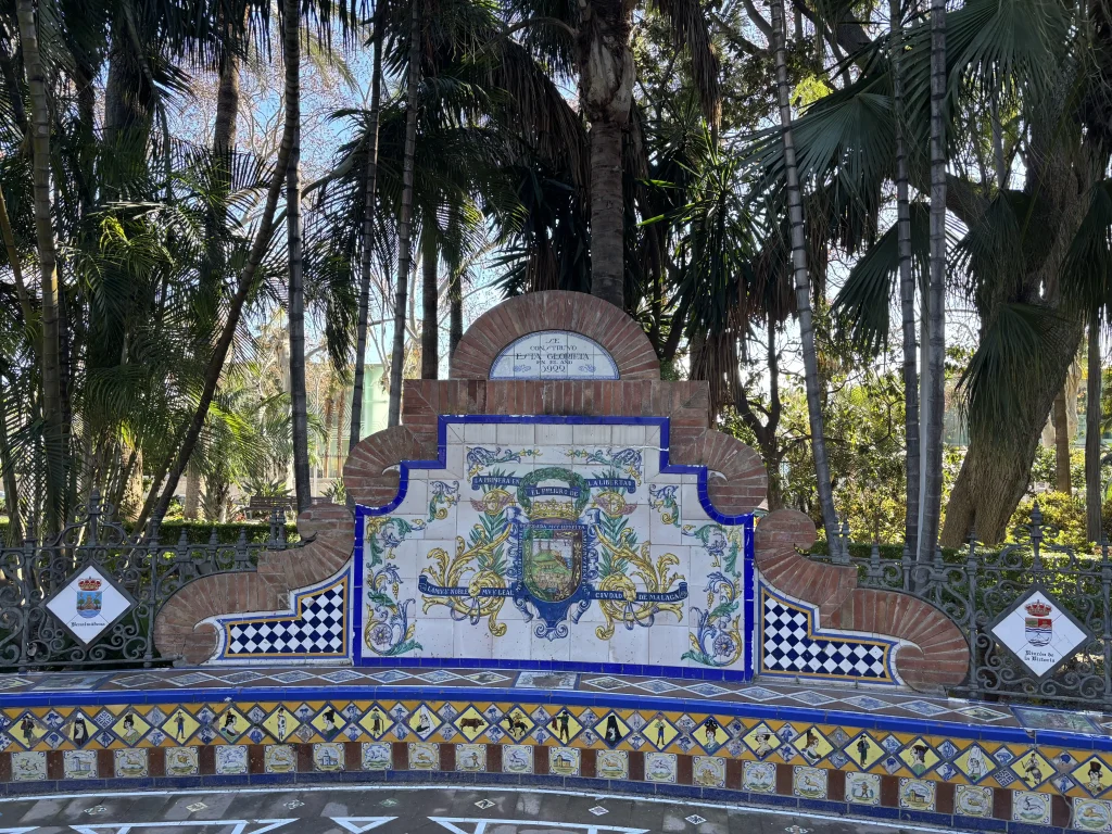 Costruzione di azulejos in ceramica nel Paseo del Parque di Málaga, uno dei luoghi più verdi del centro di Málaga.