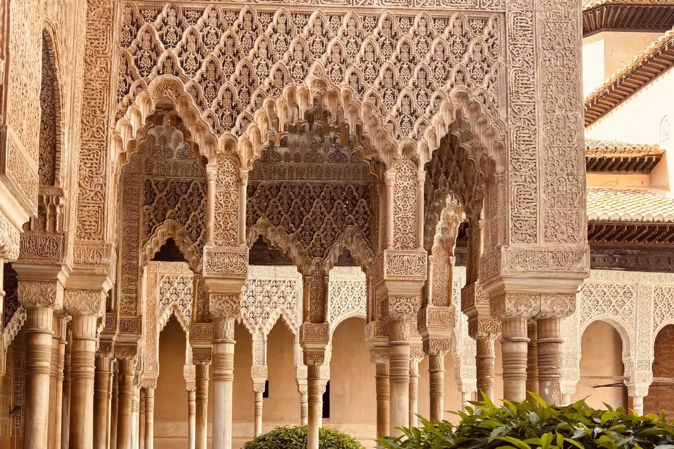 Colonnato del Patio de los Leones nei Palazzi Nasridi dell’Alhambra di Granada