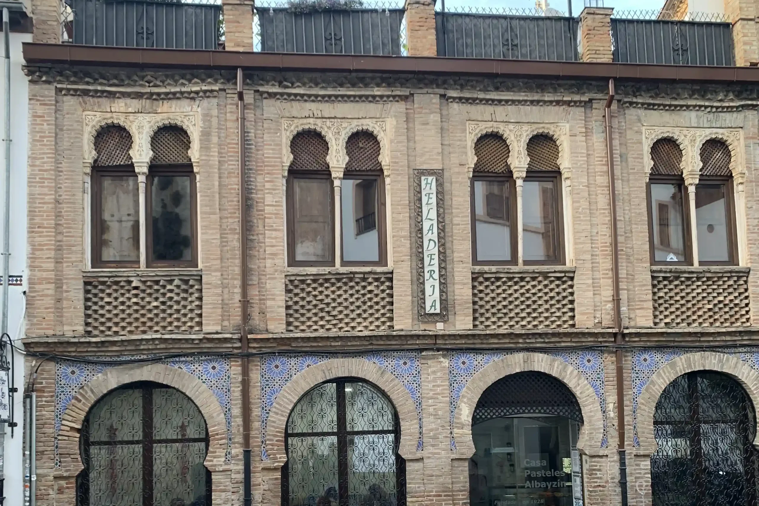 Plaza Larga nell’Albaicín davanti alla Puerta de las Pesas a Granada