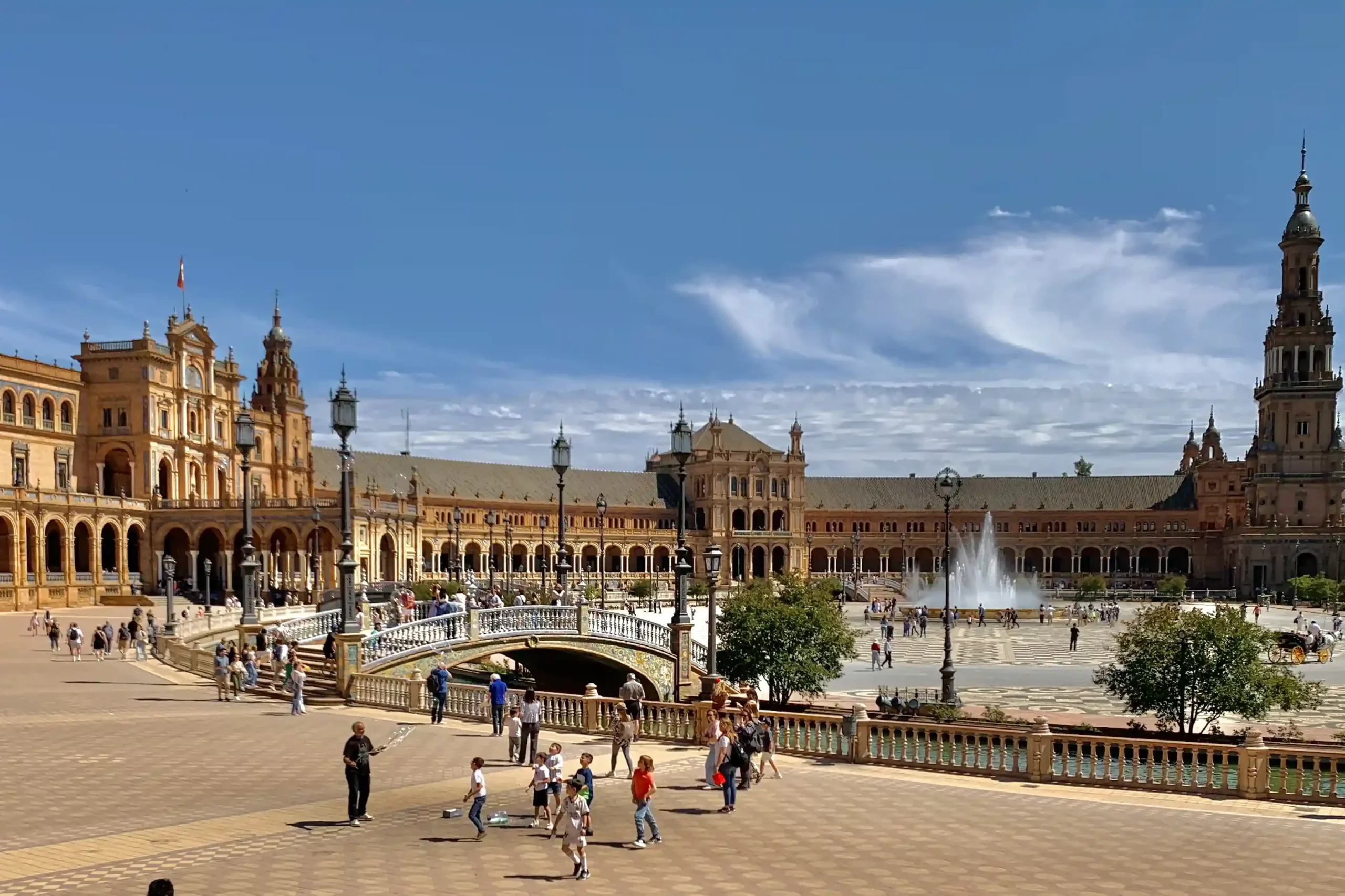 Vista panoramica di Plaza de España a Siviglia con fontana, ponti e palazzi storici