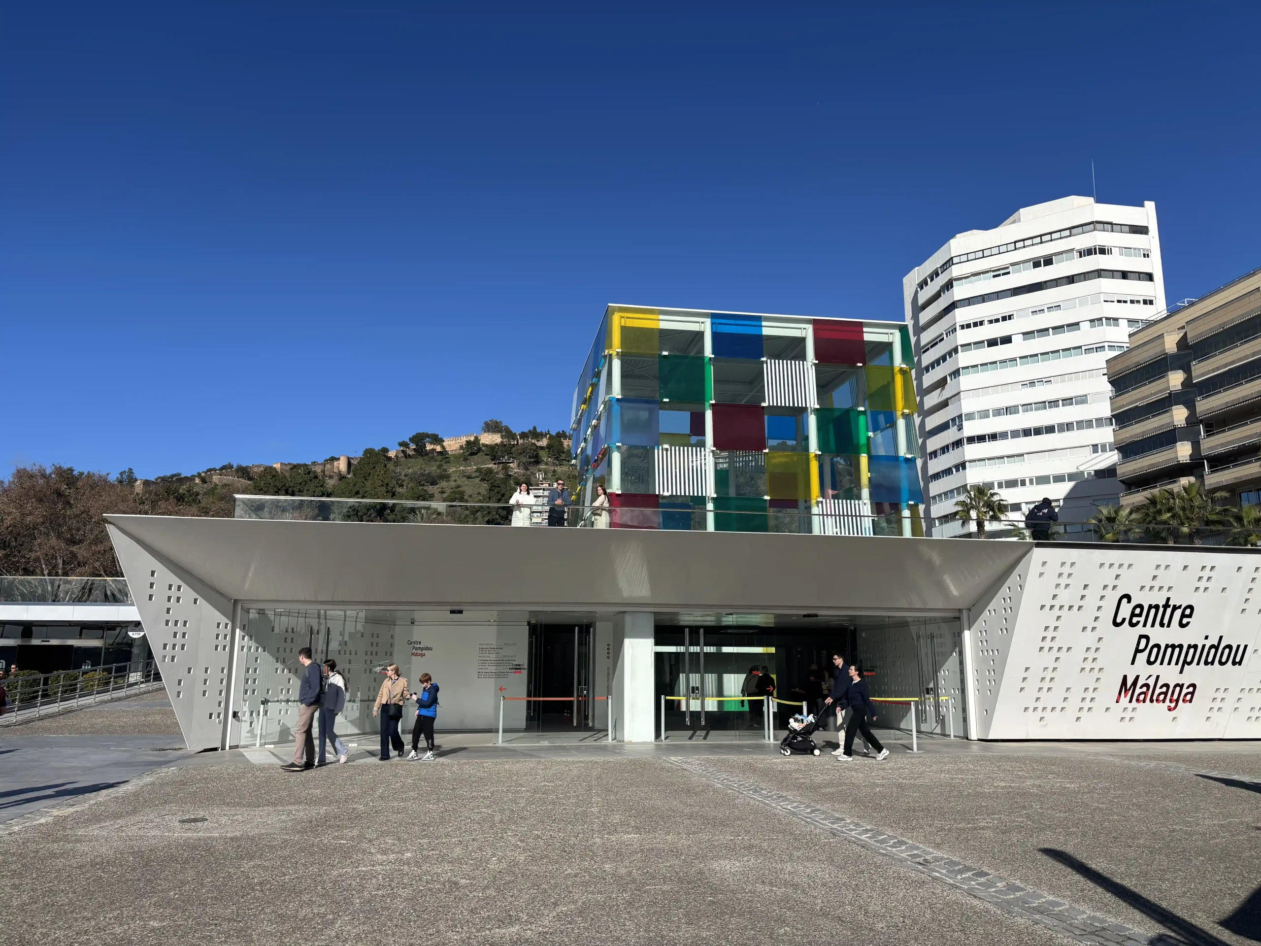 Centre Pompidou Málaga con El Cubo colorato nel porto di Málaga