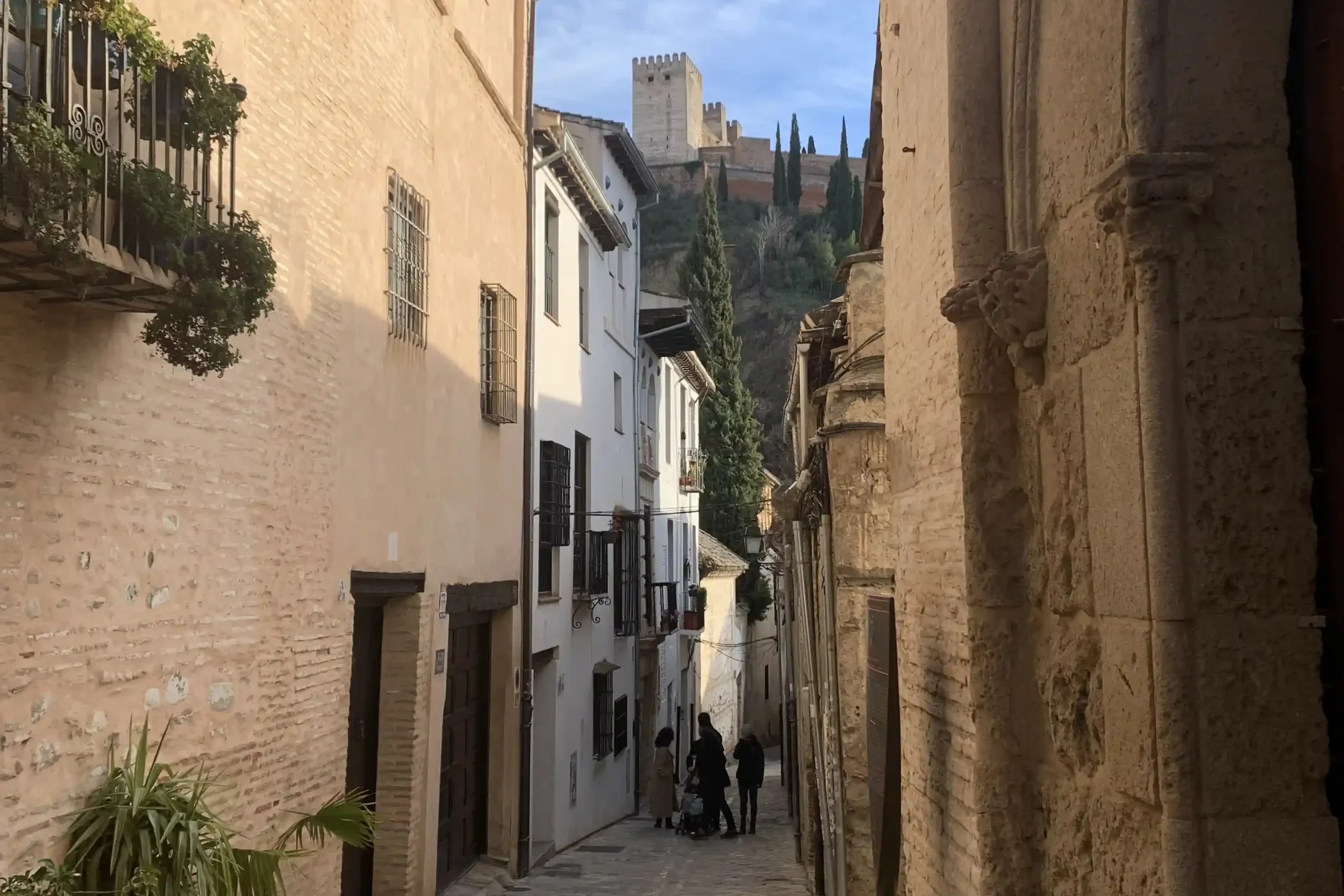 Vicolo dell’Albaicín davanti alla Casa de Don Hernando de Zafra con vista sull’Alhambra