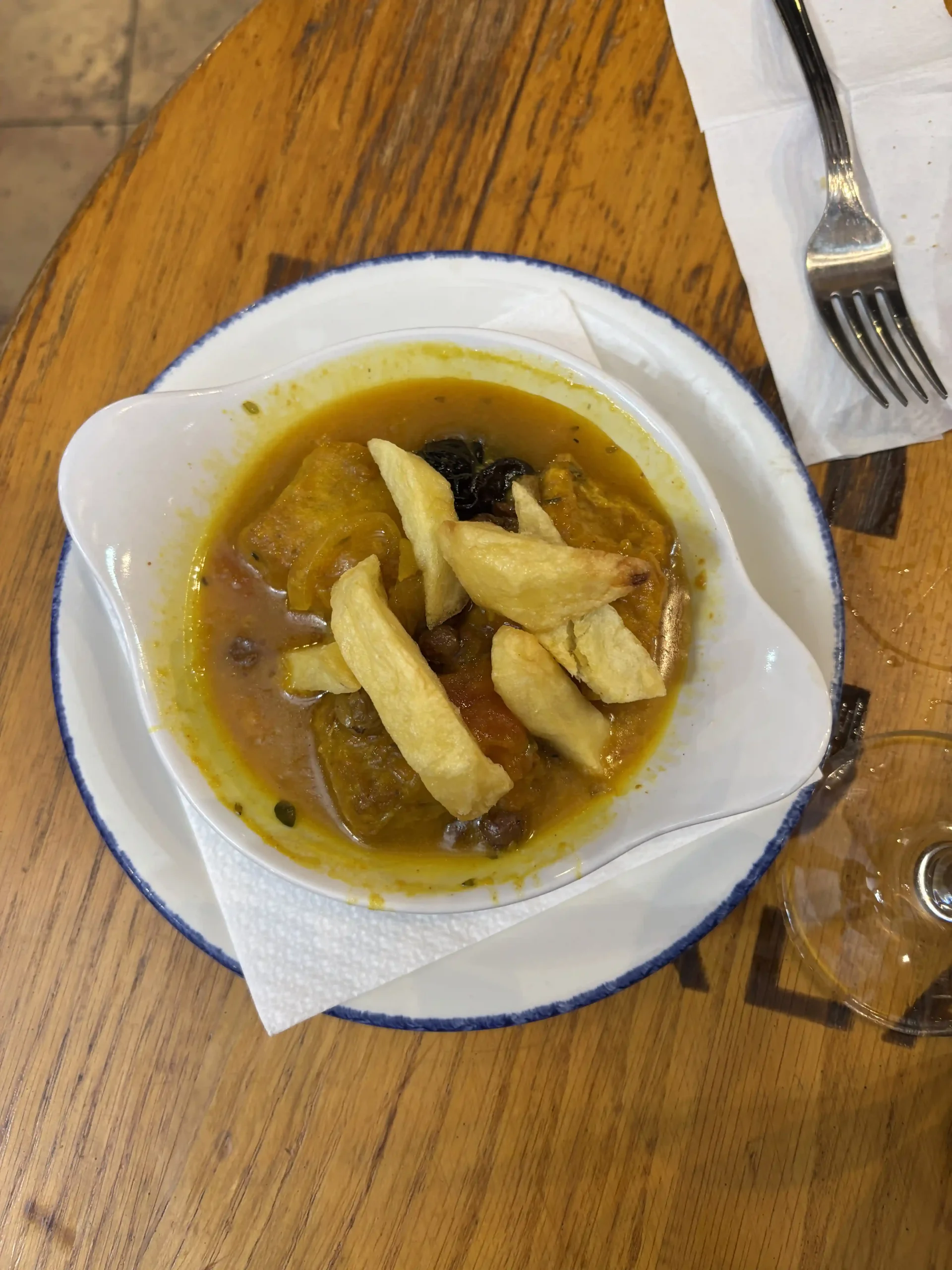 Tonno encebollado con cipolle e patate fritte piatto tipico andaluso, in particolare di Cadiz