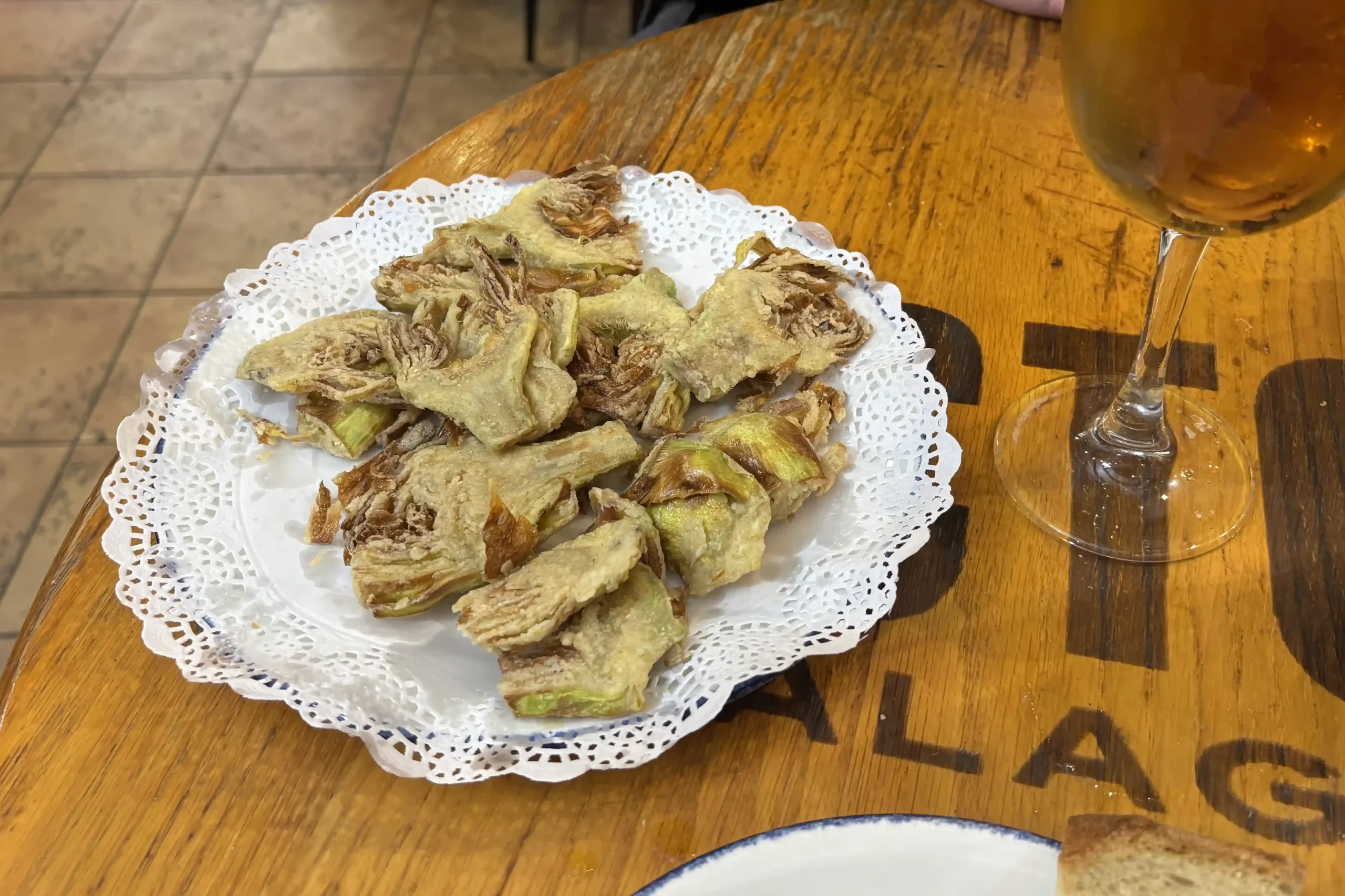 Carciofi fritti con birra da Mesón Mariano a Málaga