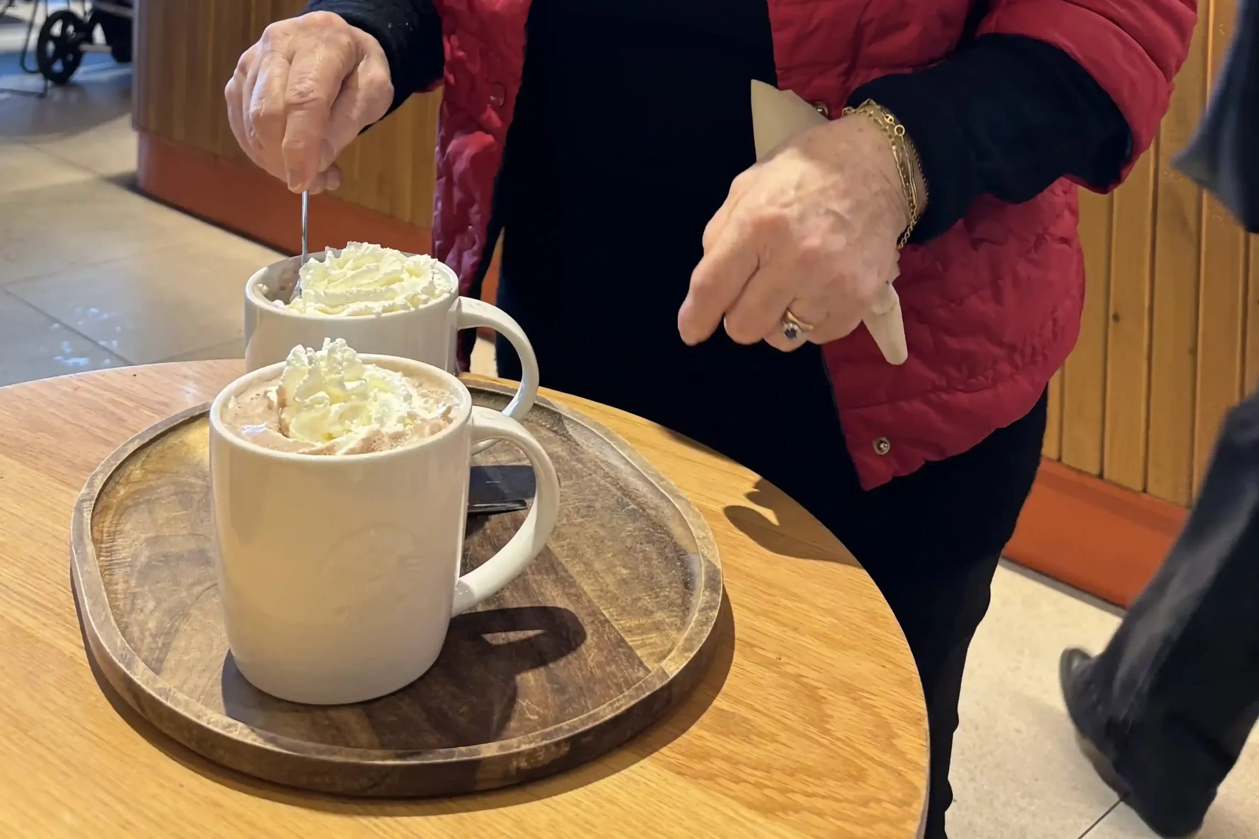 cioccolata calda con panna servita in una caffetteria a Málaga