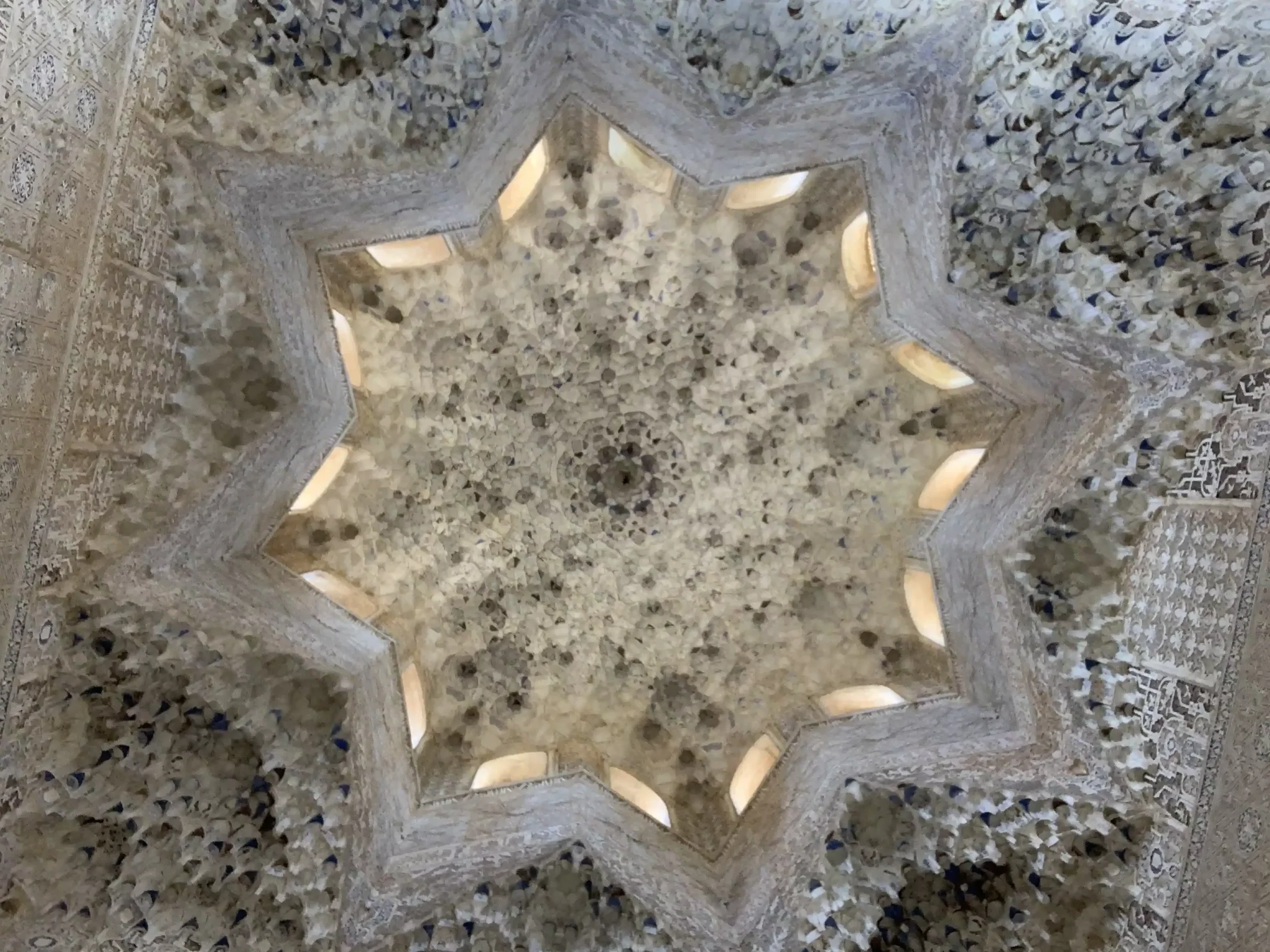 Cupola a muqarnas nei Palazzi Nasridi dell’Alhambra di Granada vista dal basso