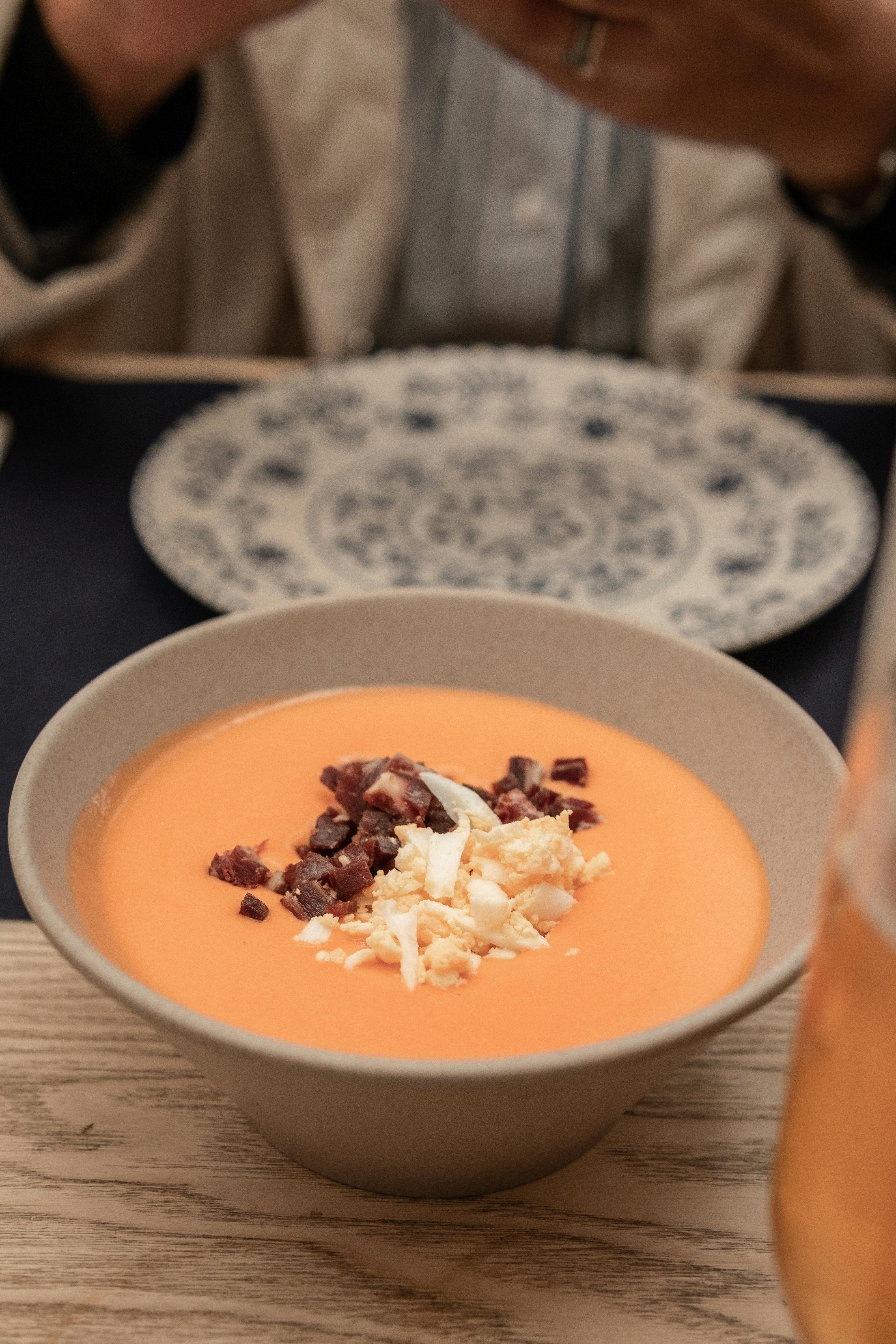 Cosa mangiare in Andalusia: Salmorejo cordobés tradizionale servito come zuppa fredda andalusa