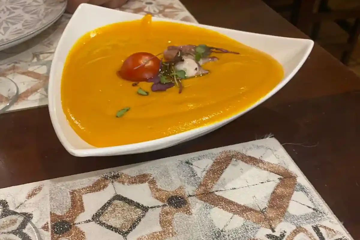 Cosa mangiare in Andalusia: Salmorejo cordobés tradizionale servito come zuppa fredda andalusa