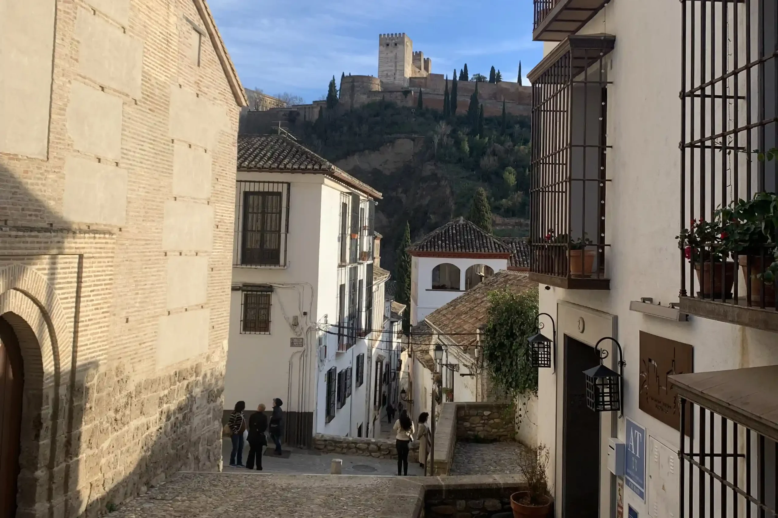 Vicolo dell’Albaicín davanti alla chiesa di San Juan de los Reyes con vista sull’Alhambra